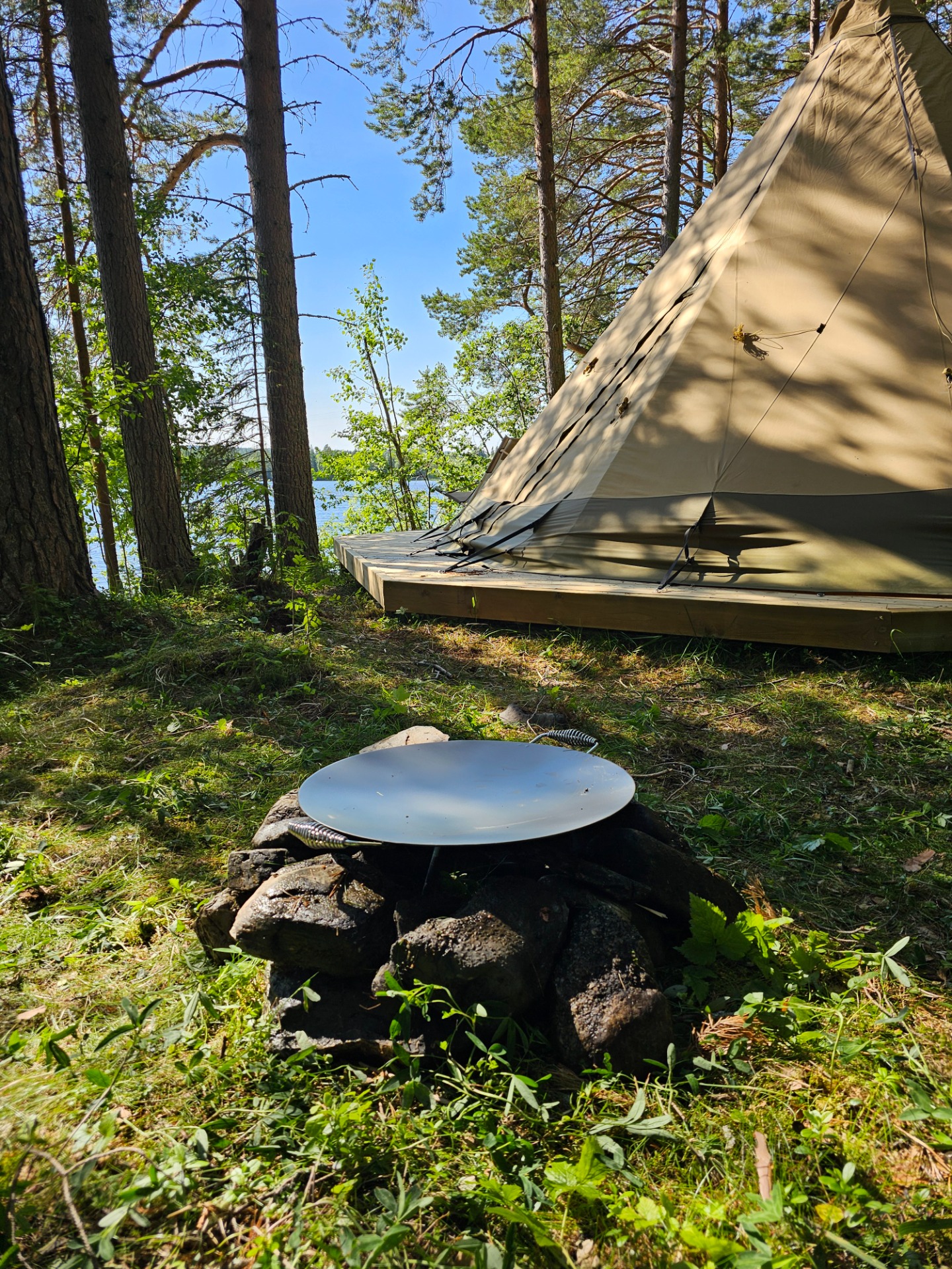 Här finns eldstad och mureka
